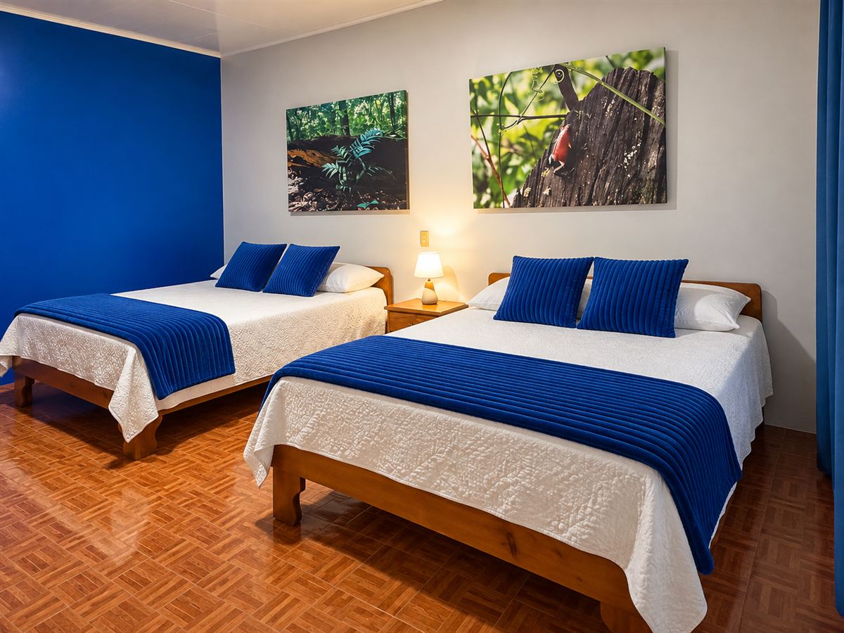 Habitación cuádruple con dos camas matrimoniales
